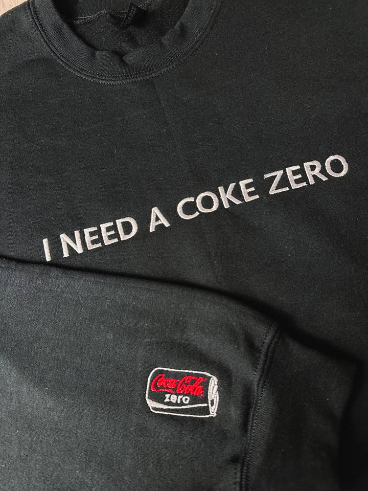 Ik heb een Coke Zero geborduurde sweater met mouwdetail nodig. voor wholesale door Tired Girl Apparel