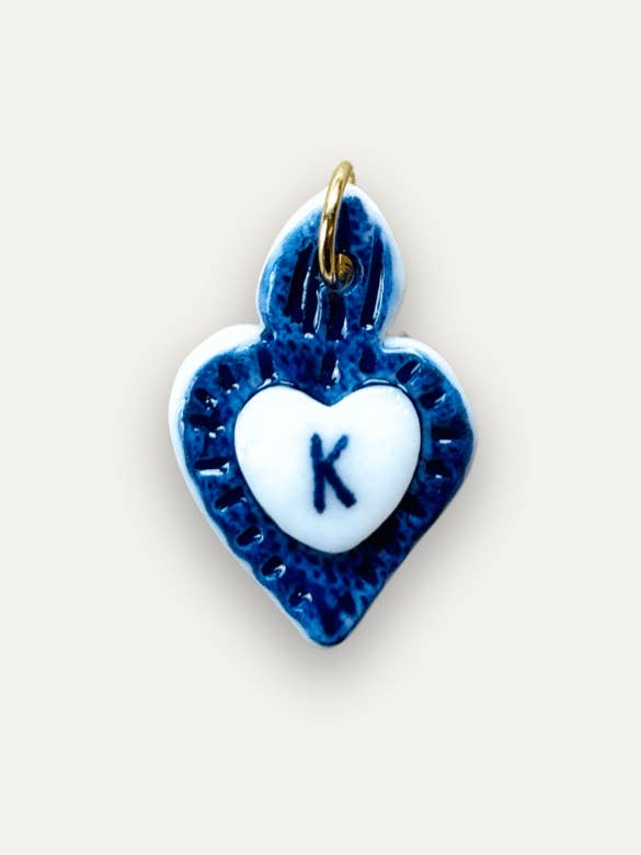Charms - Ciondolo in Porcellana Cuore Blu - Lettera K per la vendita all'ingrosso da parte di Tiké Jewels