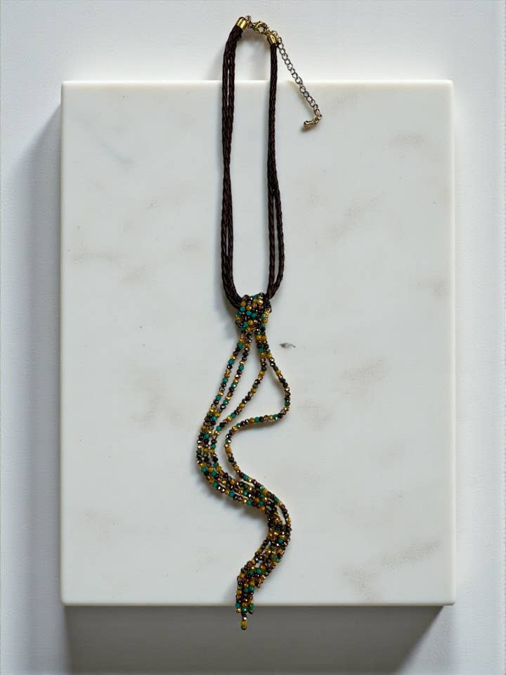 Collier en cuir 17" avec pampilles multicolores pour la vente par Ava Capri