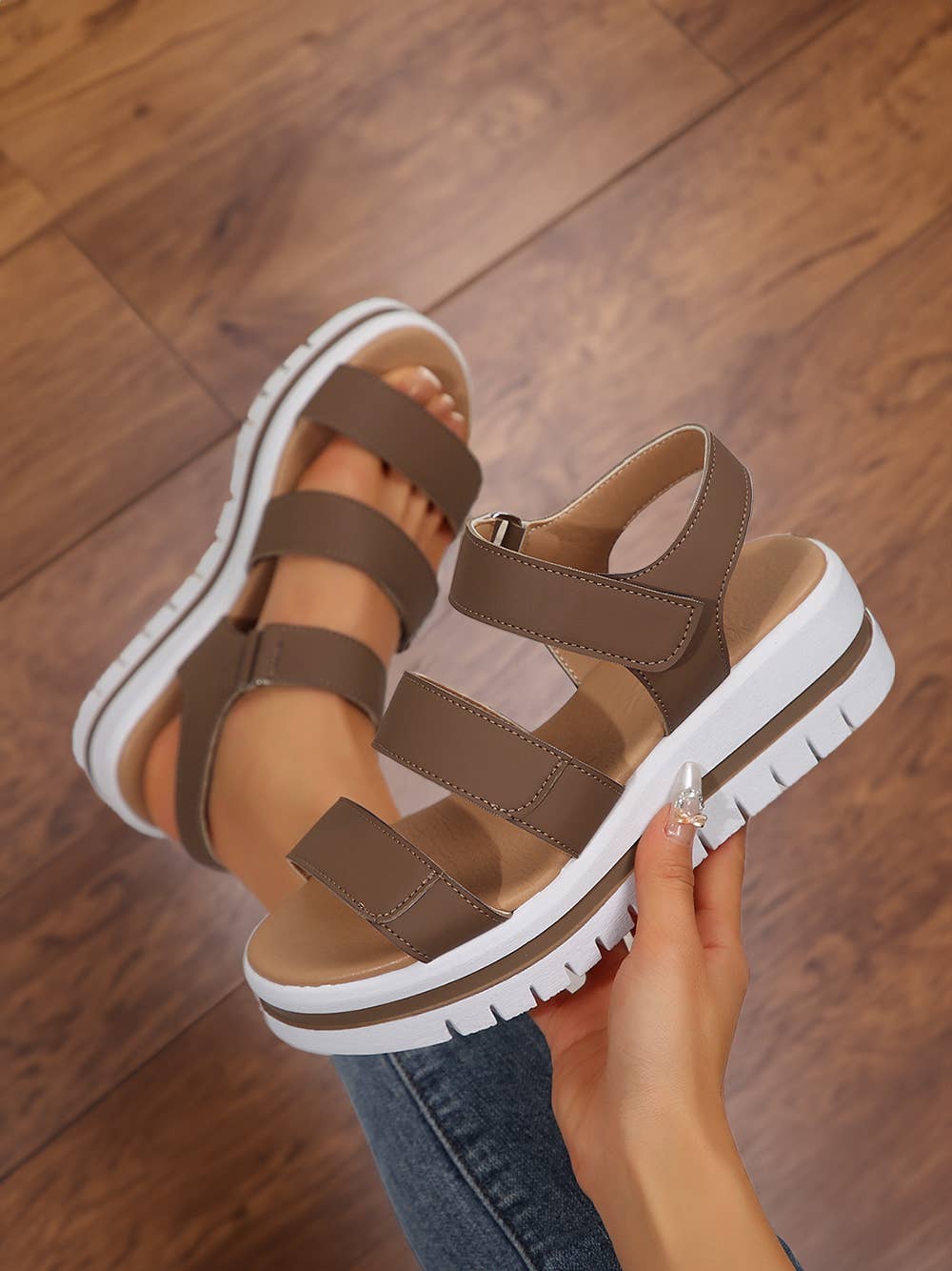 1 the Woman - Vente Sandales – femme - Sandales à plateforme en cuir PU avec boucle évidée5