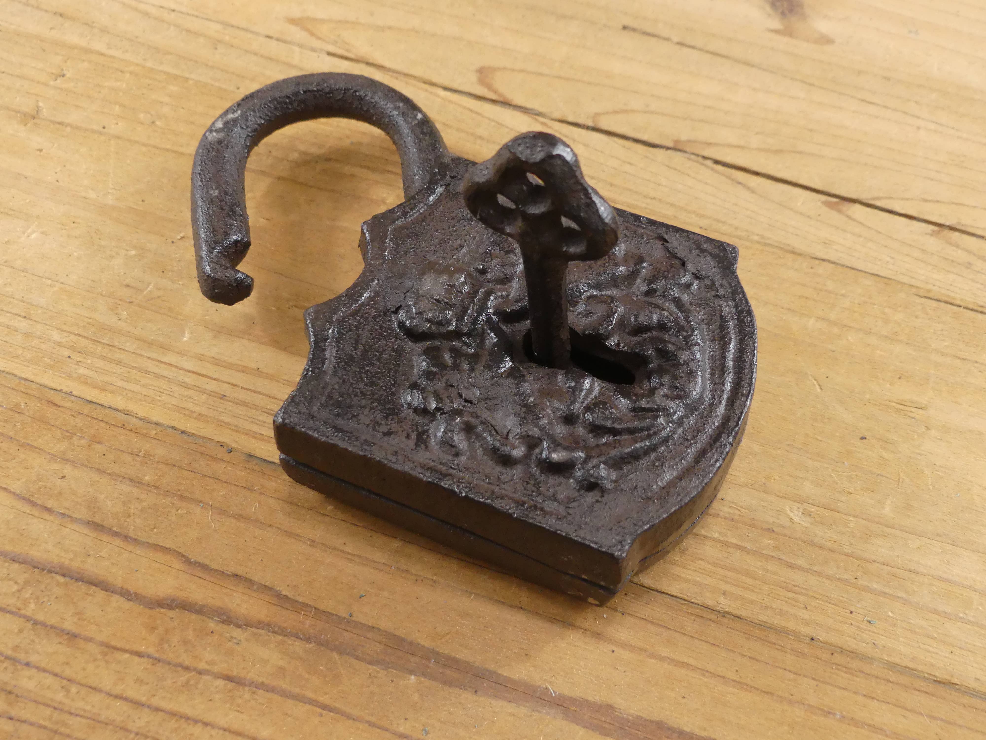 Midwest Craft House - Wholesale Decorative Tabletop Object - LARGE CAST IRON LOCK AND KEY SET (PROP)1