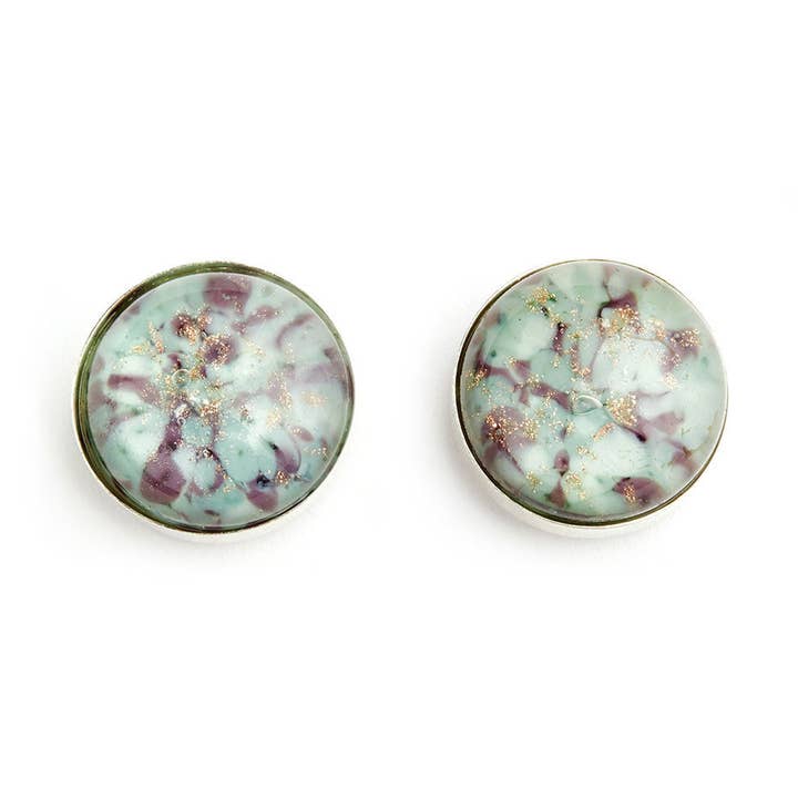 ”Pärlkronblad” glas tillverkade Stud Örhängen för wholesale av Fenton Glass Jewelry