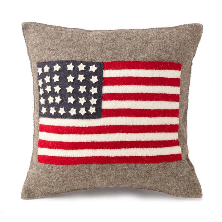 Coussin Drapeau Américain Fait Main sur Gris - 20" Déco du 4 Juillet pour la vente par Arcadia Home