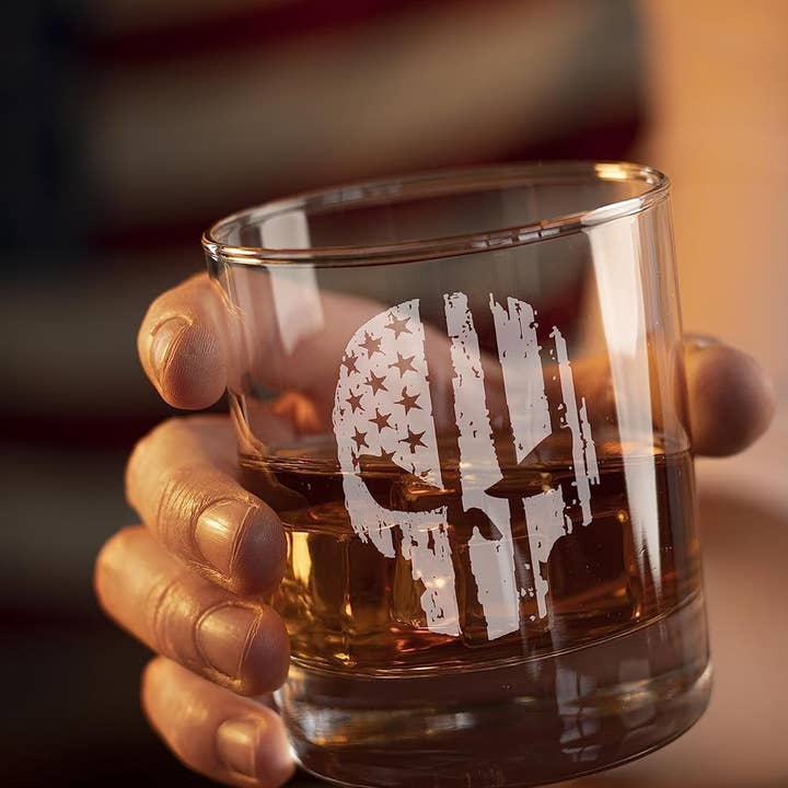 Old Southern Brass - Vendita all'ingrosso Bicchieri da cocktail/superalcolici - Bicchiere da whisky Punisher Skull American Flag, capacità 10 oz