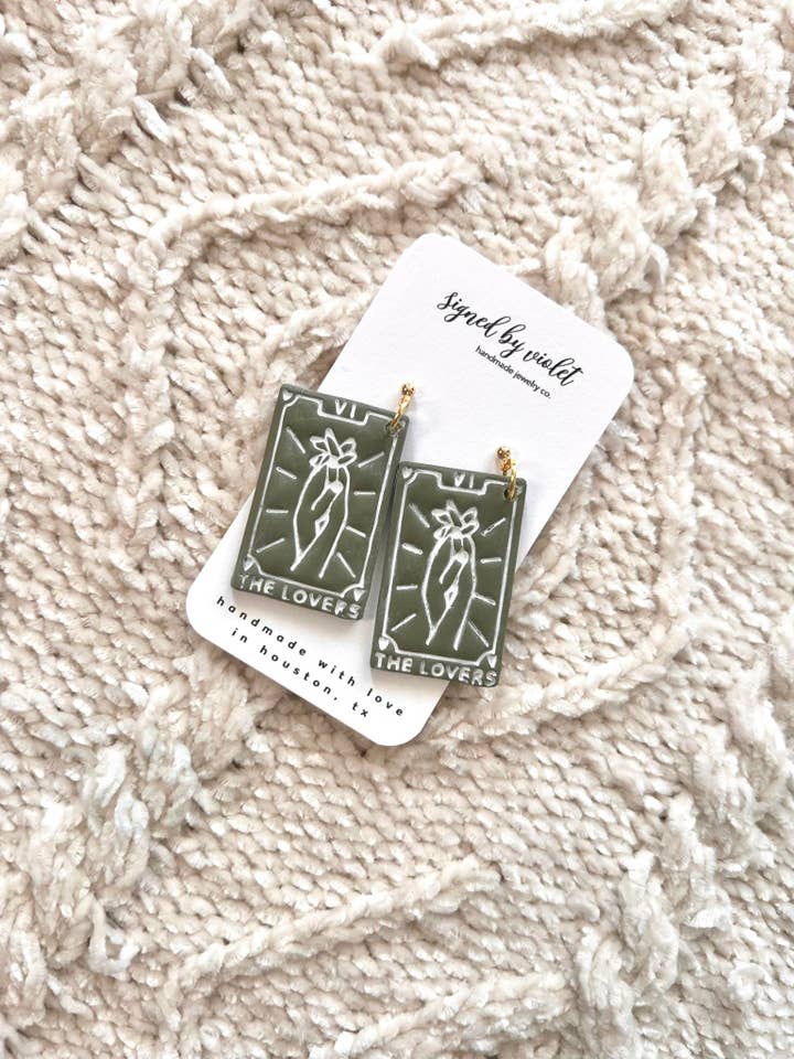 Orecchini a forma di tarocchi per la vendita all'ingrosso da parte di Signed by Violet