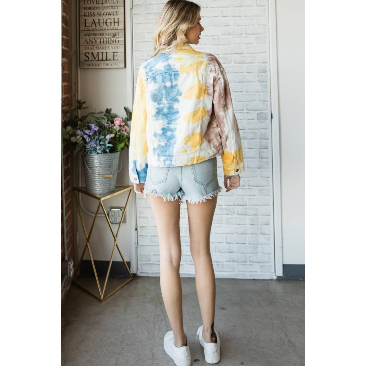 Bianco/Giallo Giacca in denim da camionista classica con stampa tie-dye in vendita all'ingrosso su Faire11