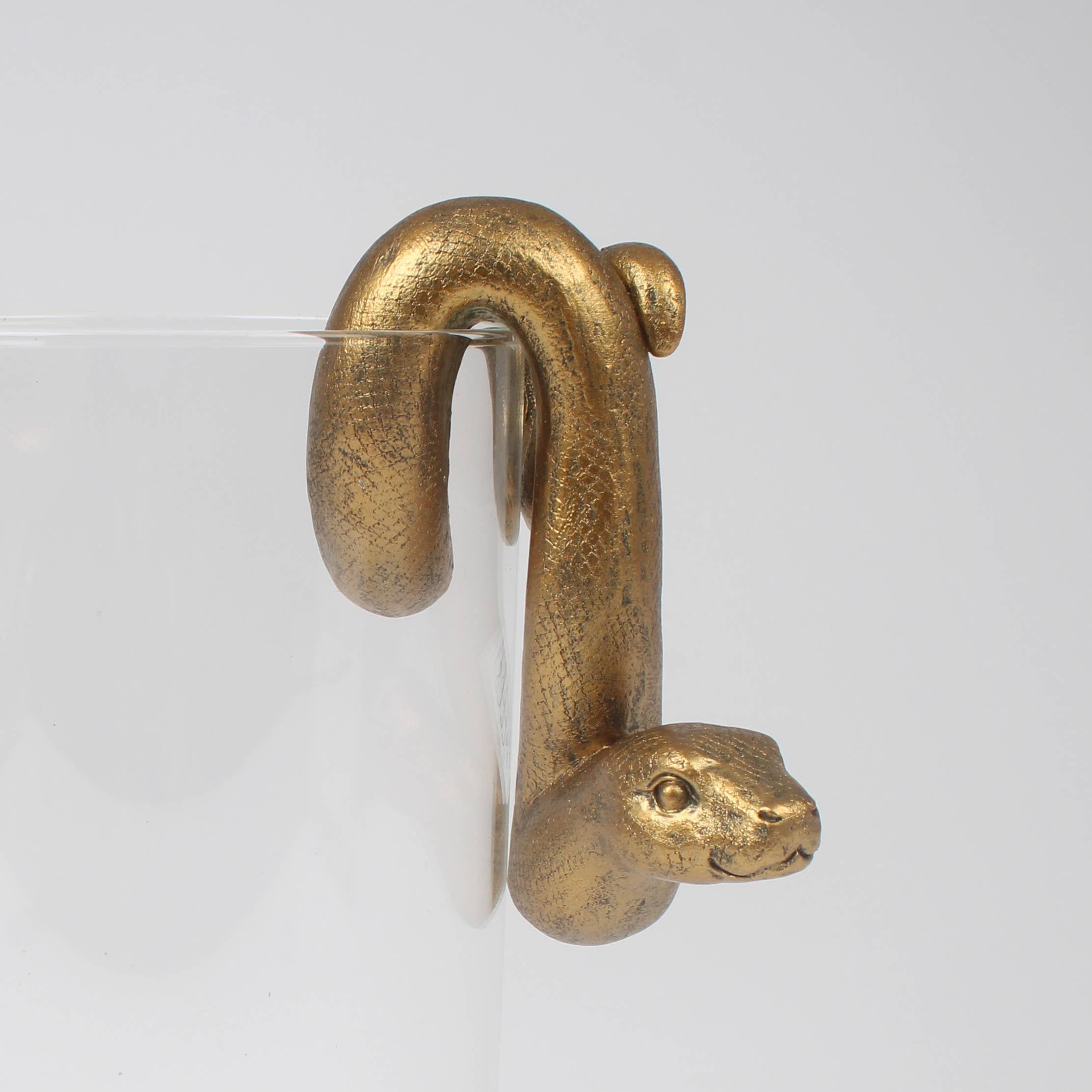 Originals International Ltd - Vendita all'ingrosso Statuette decorative - Gancio per Vaso a Forma di Serpente in Resina Dorata – Decorazione Unica in Stile Gotico Noir1