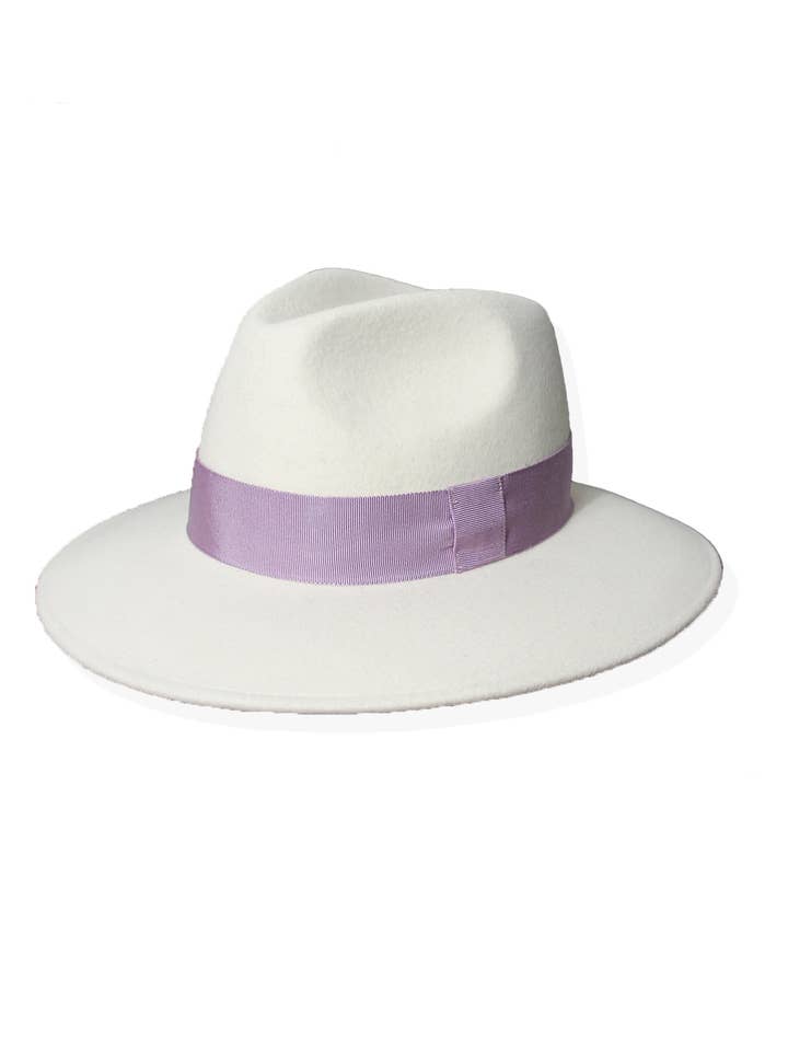 CHAPÉU BRANCO - FITA LAVANDA - FEDDIE por atacado de Aéle Paris