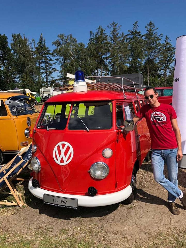 VW Collection by BRISA - Venta al por mayor Camiseta serigrafiada - Unisex - Camiseta VW T1 Bus Unisex (S) - Logo Vintage/Rojo