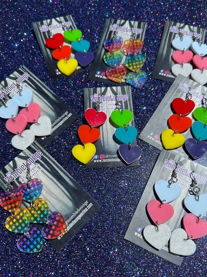 Orecchini a cuore arcobaleno per la vendita all'ingrosso da parte di Zombie Lounge Bootique