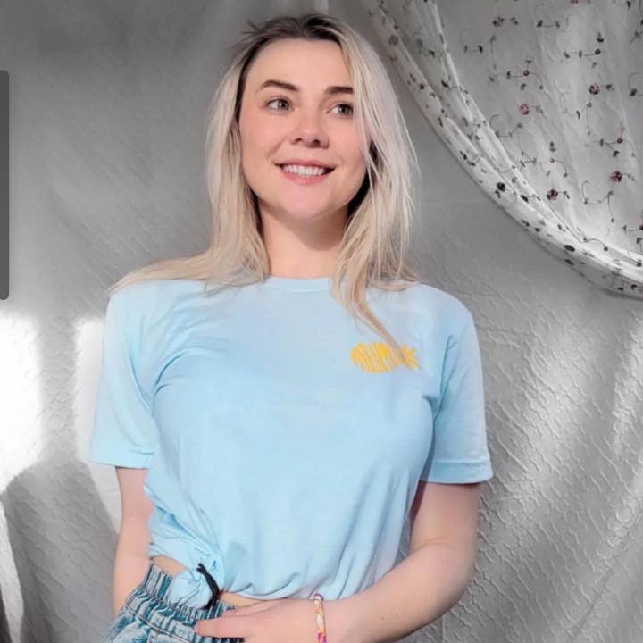 T-shirt Be Like A Pineapple pour la vente par Shea's Chic LLC