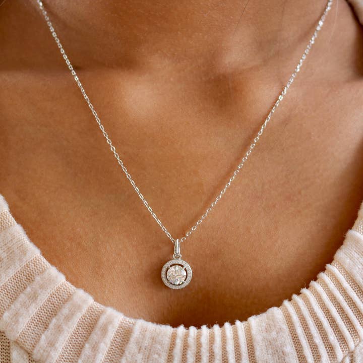 Colar Moissanite Redondo de 4 Pinos em Prata de 1ª Lei c/ Borda por atacado de Atlanta Jewelers Supply