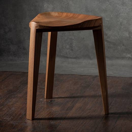 Nire XL - Pall i almträ med tre ben och snidad sits för wholesale av Meda furniture