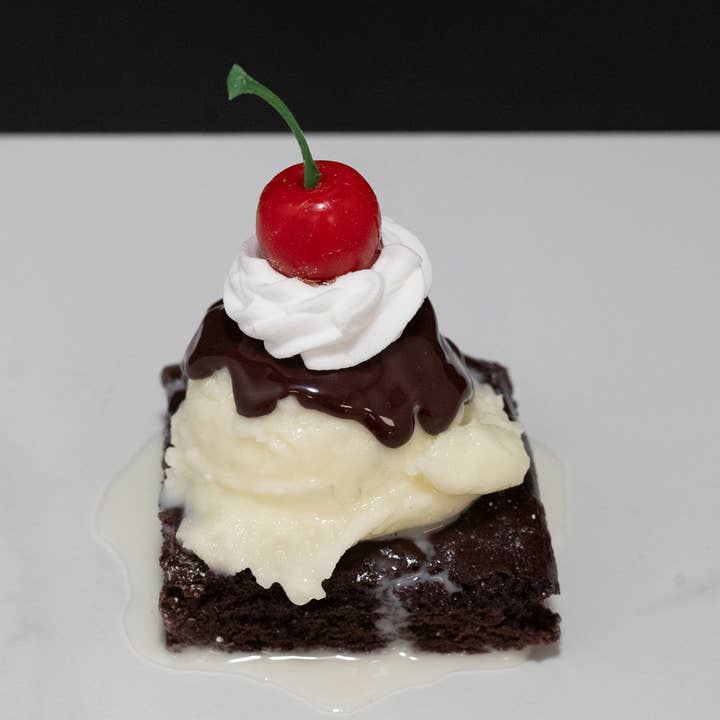 Oggetto decorativo da tavolo per brownie e gelato per la vendita all'ingrosso da parte di Just Dough It! Fake Foods