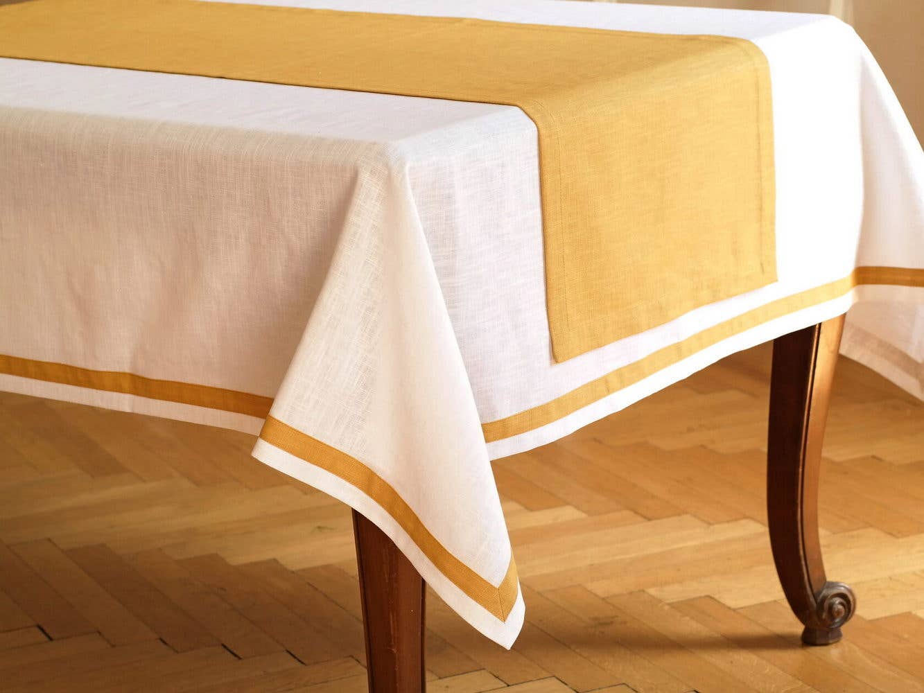 Liem Home – wholesale Duk – Skräddarsydd bordsduk med kant. Linneduk med kant.0