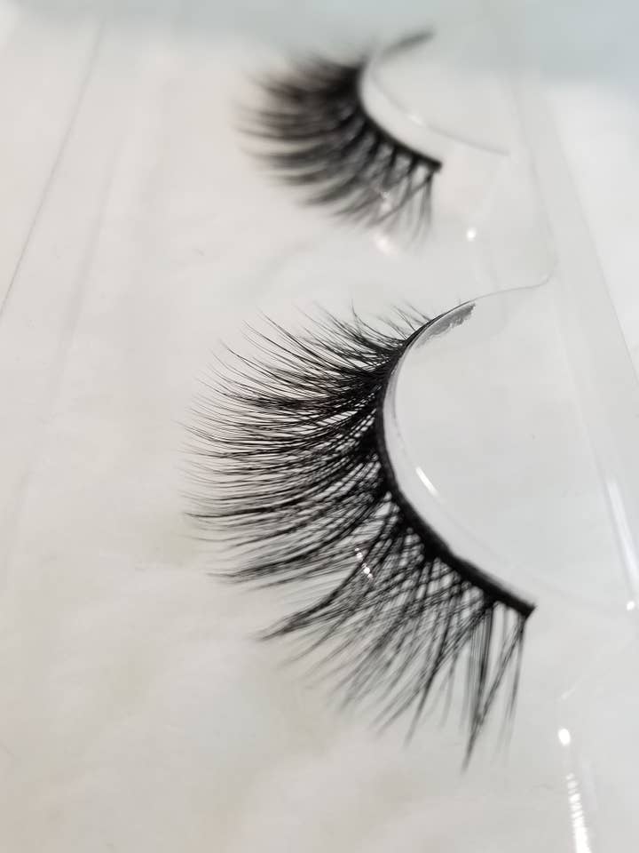 SILK EYELASHES-DAHAB- for wholesale by Socotra Island Soaps