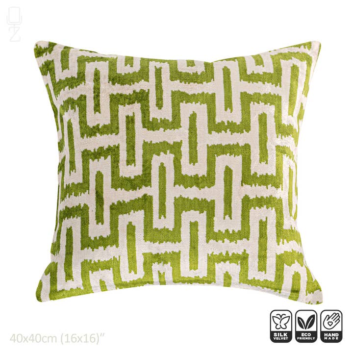 Copricuscino in velluto di seta verde con motivo geometrico Ikat per la vendita all'ingrosso da parte di OyzShop