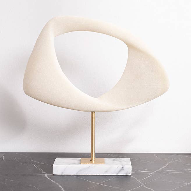 Escultura de Poliresina com Efeito Pedra Branca, Base de Metal Dourado e Mármore Branco, 31 x 33 x 8 cm por atacado de Gdeco