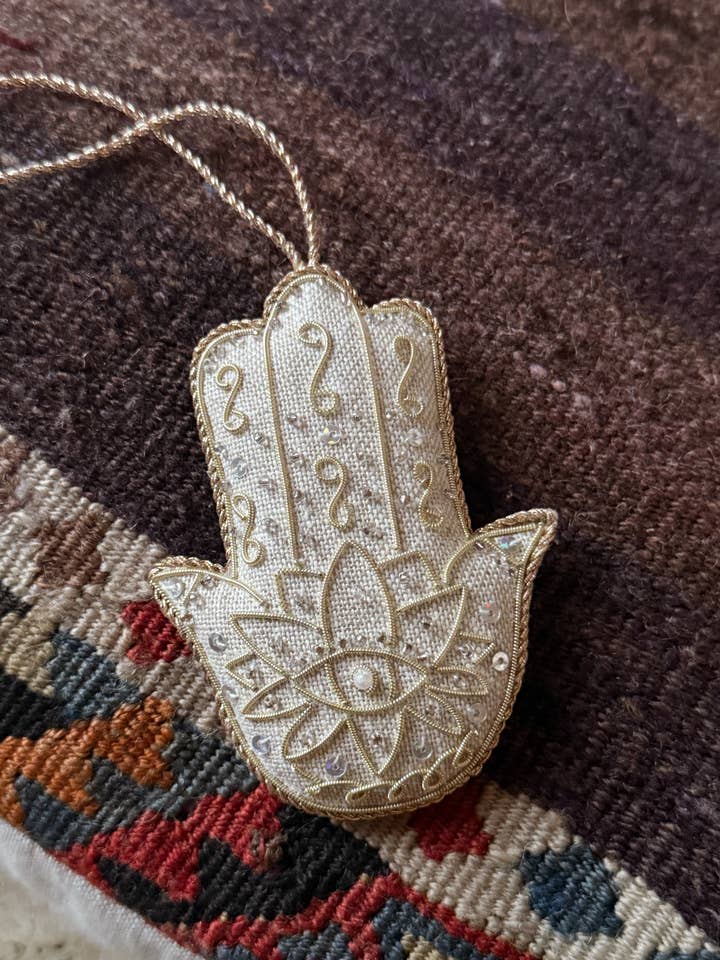 Handgefertigtes Hamsa-Hand besticktes Ornament aus recyceltem Leinen für den Großhandel von Katie Larmour Linen
