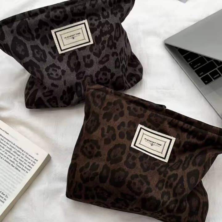 Mila Rose London – wholesale Make-up/cosmetic bag – Cosmetic Makeup Pouch Brown Leopard Print Christmas Gift1