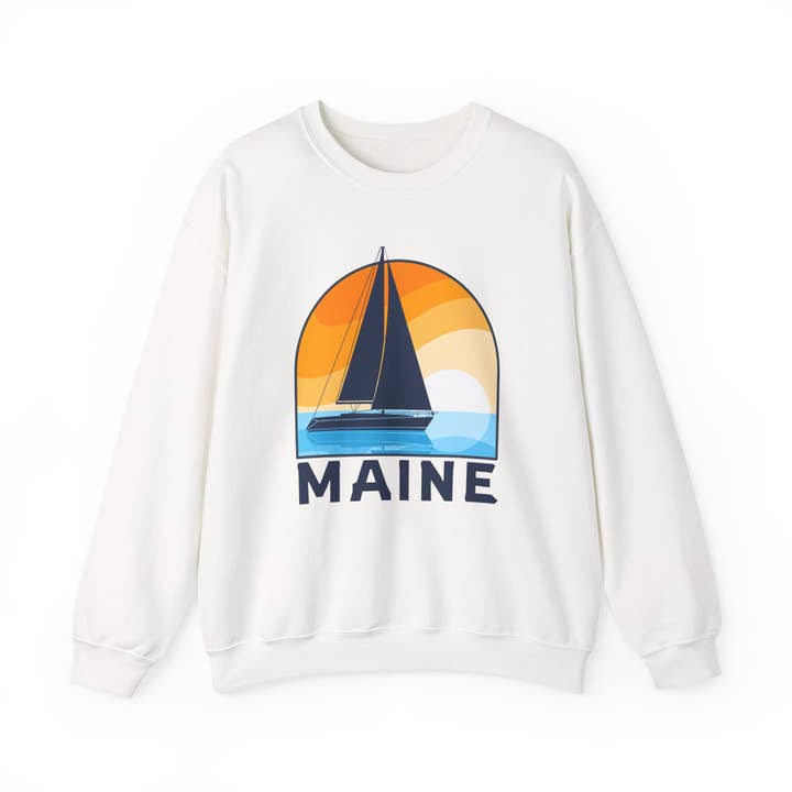 Sweatshirt du Maine - Sweatshirt à col rond avec voilier du Maine pour la vente par Hey Mountains