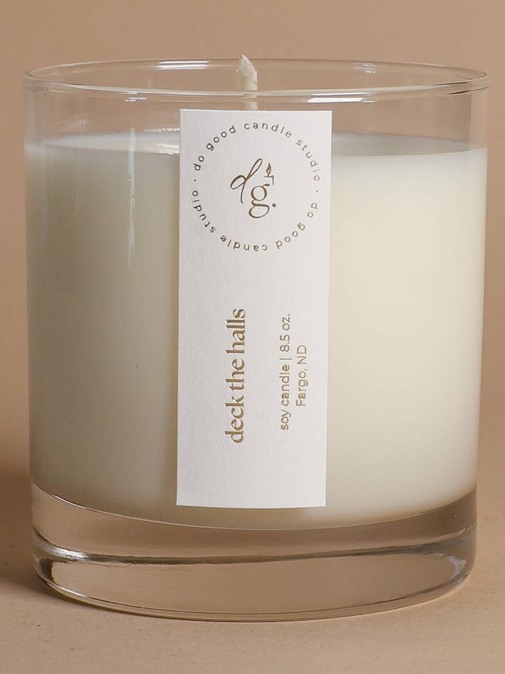 Deck the Halls | Soja des Fêtes à la cannelle et à feuilles persistantes - 8,5 oz pour la vente par Do Good Candle Studio