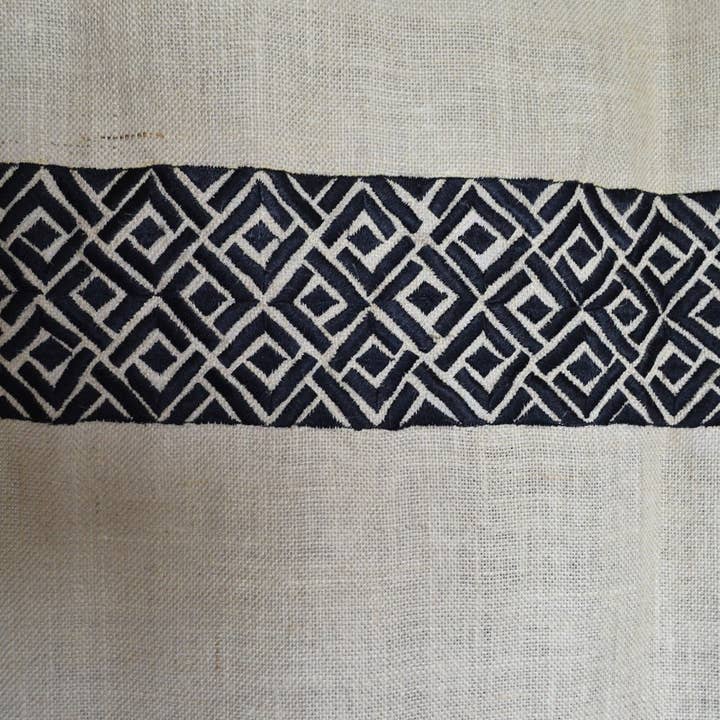Amore Beauté - Wholesale Gordijn - Ivoren jute gordijnen en draperieën met Chippendale borduurwerk