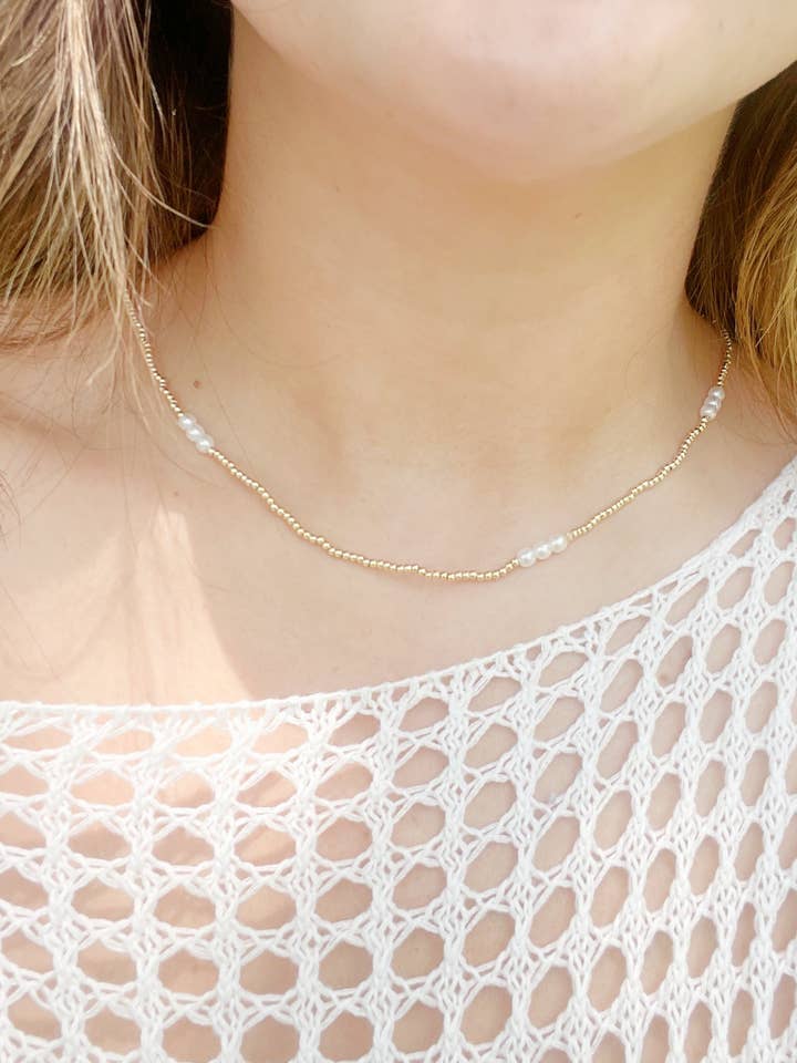 Le collier extensible perlé délicat pour la vente par Something Golden