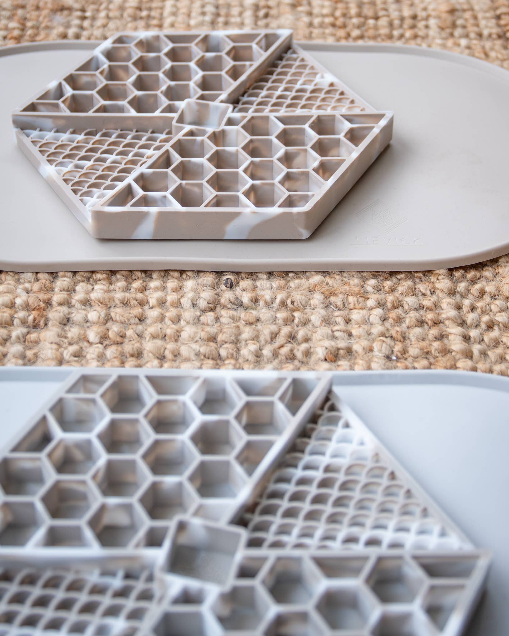 LIEVICK - Wholesale Pet Food Mat - Dog - LIEVICK Lick mat | Dark Latte & White3