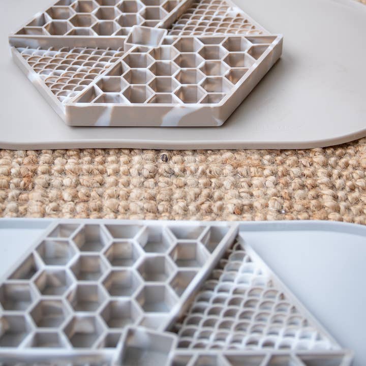 LIEVICK - Wholesale Pet Food Mat - Dog - LIEVICK Lick mat | Dark Latte & White3