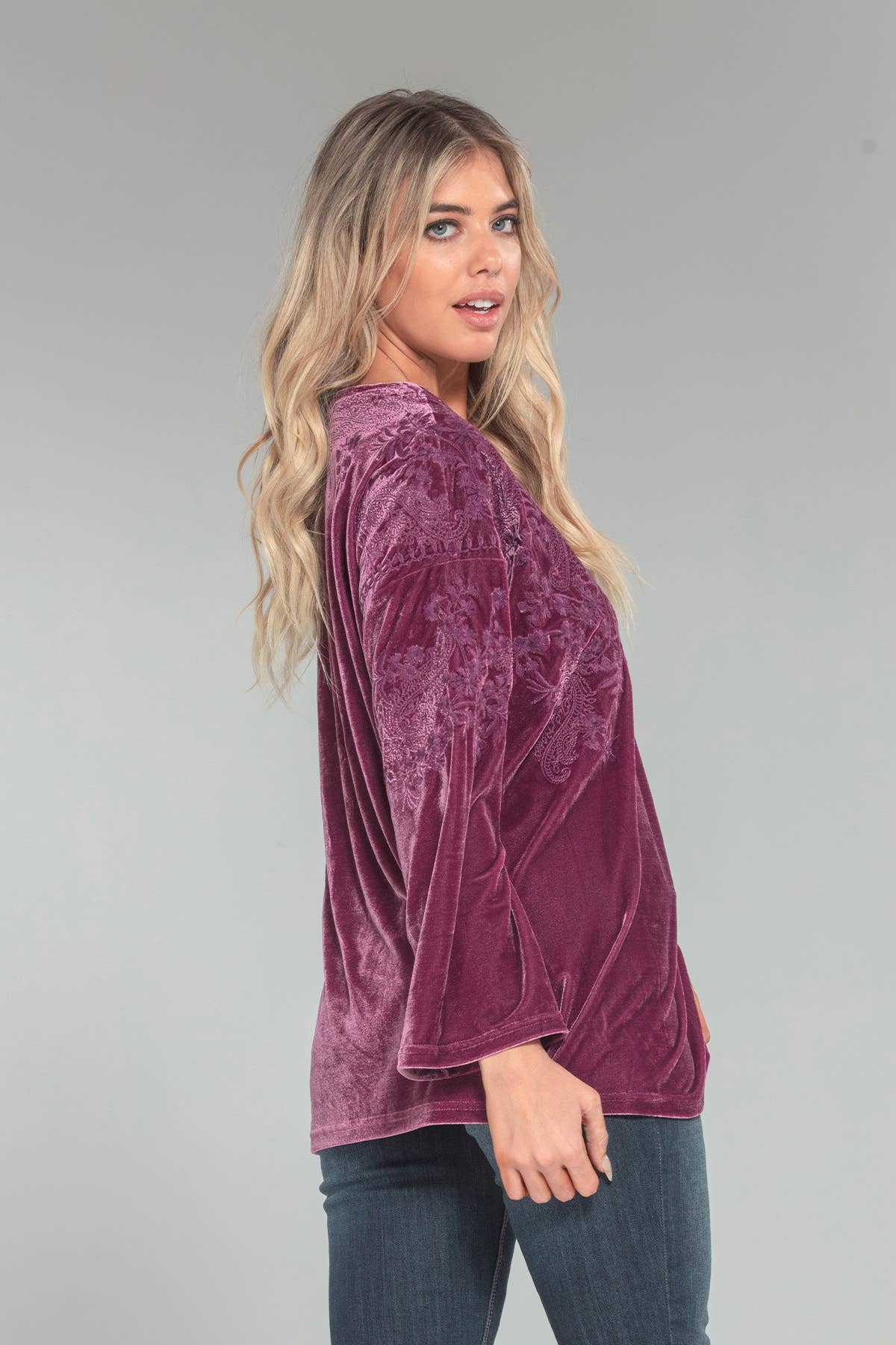 Paparazzi - Venta al por mayor Blusa - Mujer - Top de terciopelo elástico con bordado tonal en hombro 1321-MAT10