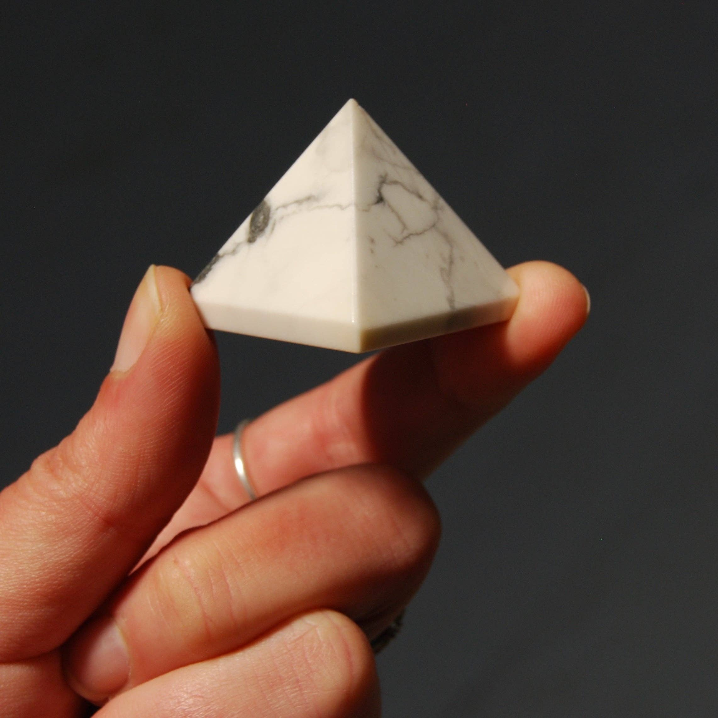 Caspar Curiosities – wholesale Andlig sten/kristall – Howlite kristallpyramid, 25mm till 30mm0