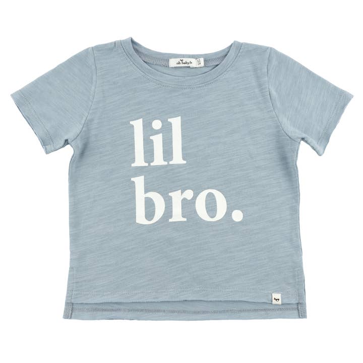 "T-shirt à bords bruts en coton slub encre blanche 'lil bro'." pour la vente par oh baby!
