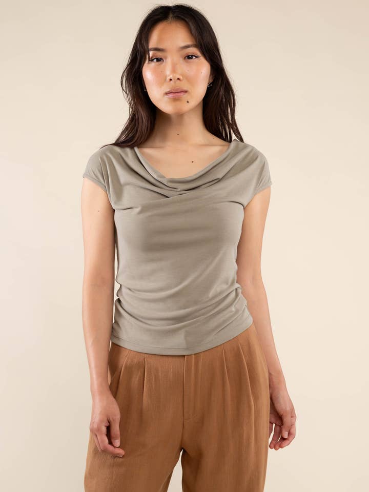 NLT – Großhandel Strickoberteil – Damen – Sato Cupro Top mit Wasserfallausschnitt und schulterfreiem Design5