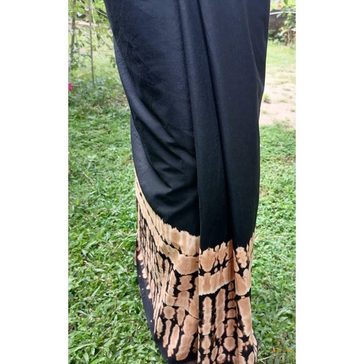 Sarong en coton batik tie & dye inversé fait main par Coloric pour la vente par Cmart