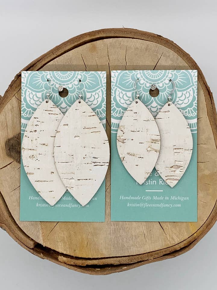 Handgjorda vit björk kork örhängen för wholesale av Fleece & Fancy