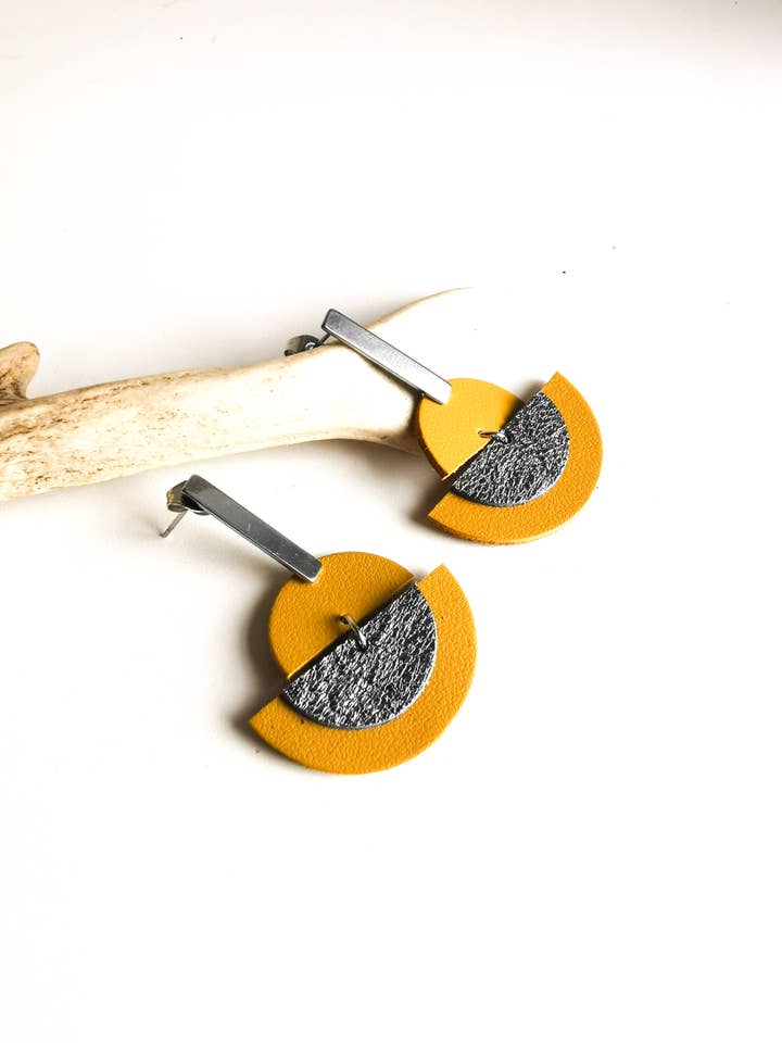 Örhängen - LUNA - Läder och Stål - MUSTARD GUL för wholesale av De fil en vadrouille