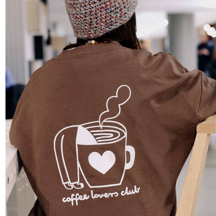 PRE-ORDER - BIG COFFEE LOVER OP AARDE - VOLWASSENEN SWEATSHIRT voor wholesale door Dont Grow Up