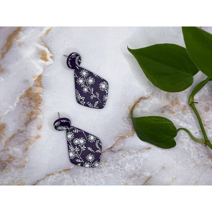 Pendientes de arcilla con dientes de león, de color morado, hipoalergénicos para venta al por mayor de The Clay Arches