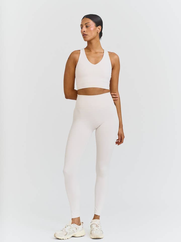 Sisterly Tribe - Wholesale Sportbeha - Dames - Softsculpt V-hals Kruisrug Beha - Marshmallow