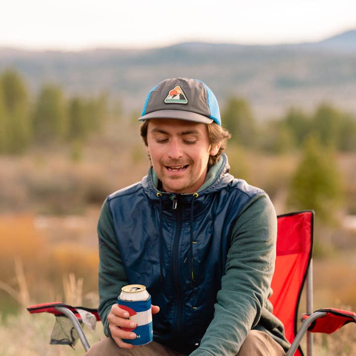 Chapeau sac à dos gris montagne vintage pour la vente par Atomicchild