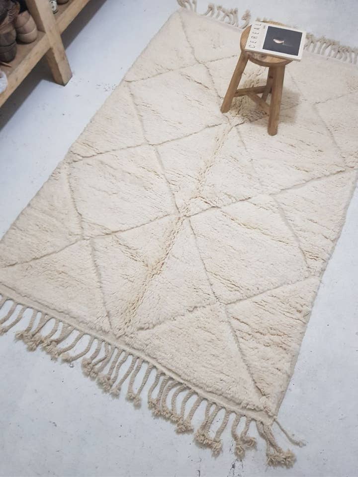 Tappeto Marocchino Beni Ouarain 251x152 cm per la vendita all'ingrosso da parte di Okrë Shop