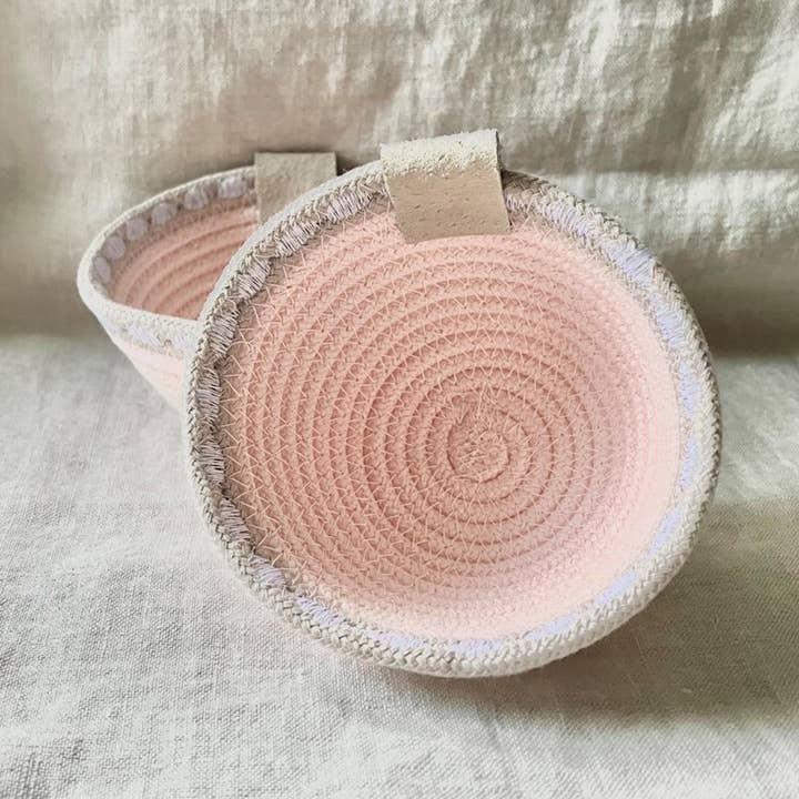 Mini plat à bijoux en corde rose pour la vente par Artwork by Sandra Naufal