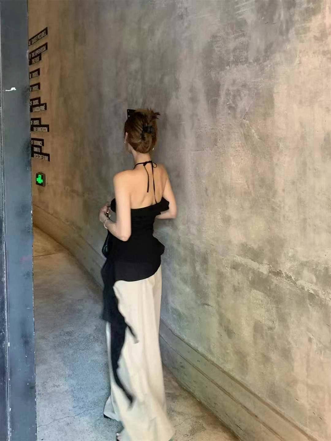 Preto Top de folhos estilo halter com detalhes rosie para venda a revendedores na Faire5