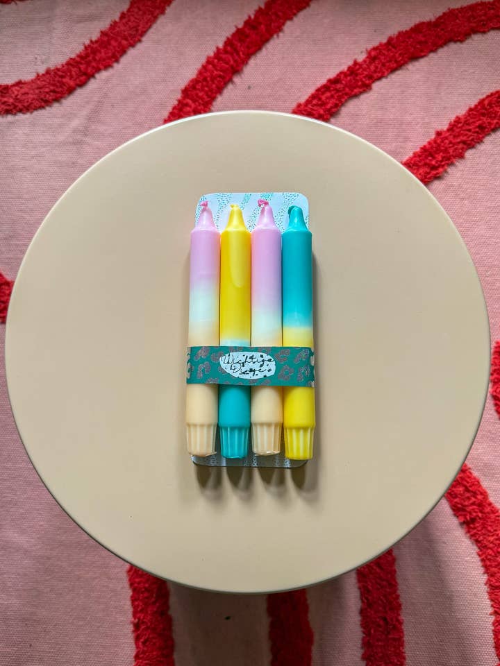 Bougies Dip Dye Néon Set de 4 Pastel Rose Beige Jaune Bleu - Teintées à la Main Décoration Premium pour la vente par Wichtigedinge
