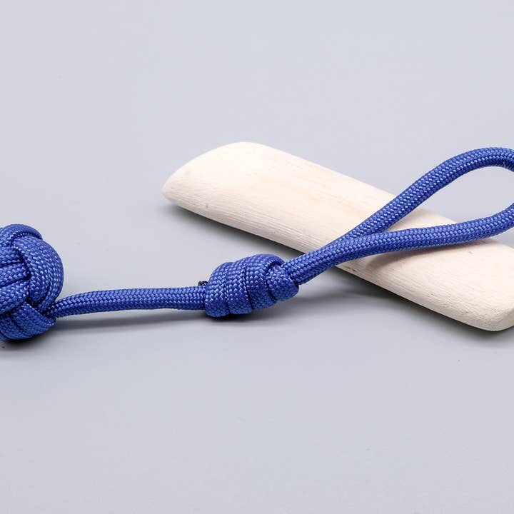 Electric Blue “Monkey Fist” Paracord Keyring for wholesale by La Fabrique du Noeud
