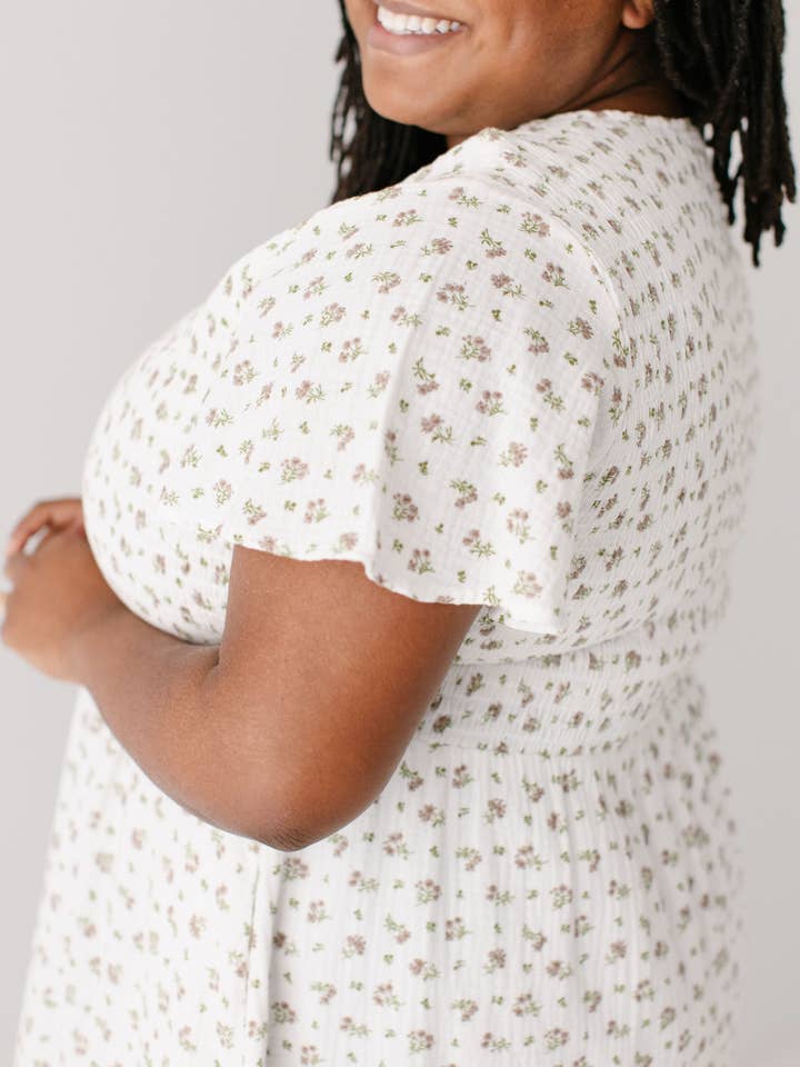 Blanc «Lynette» Robe midi à corsage smocké à motif floral en vente sur Faire9