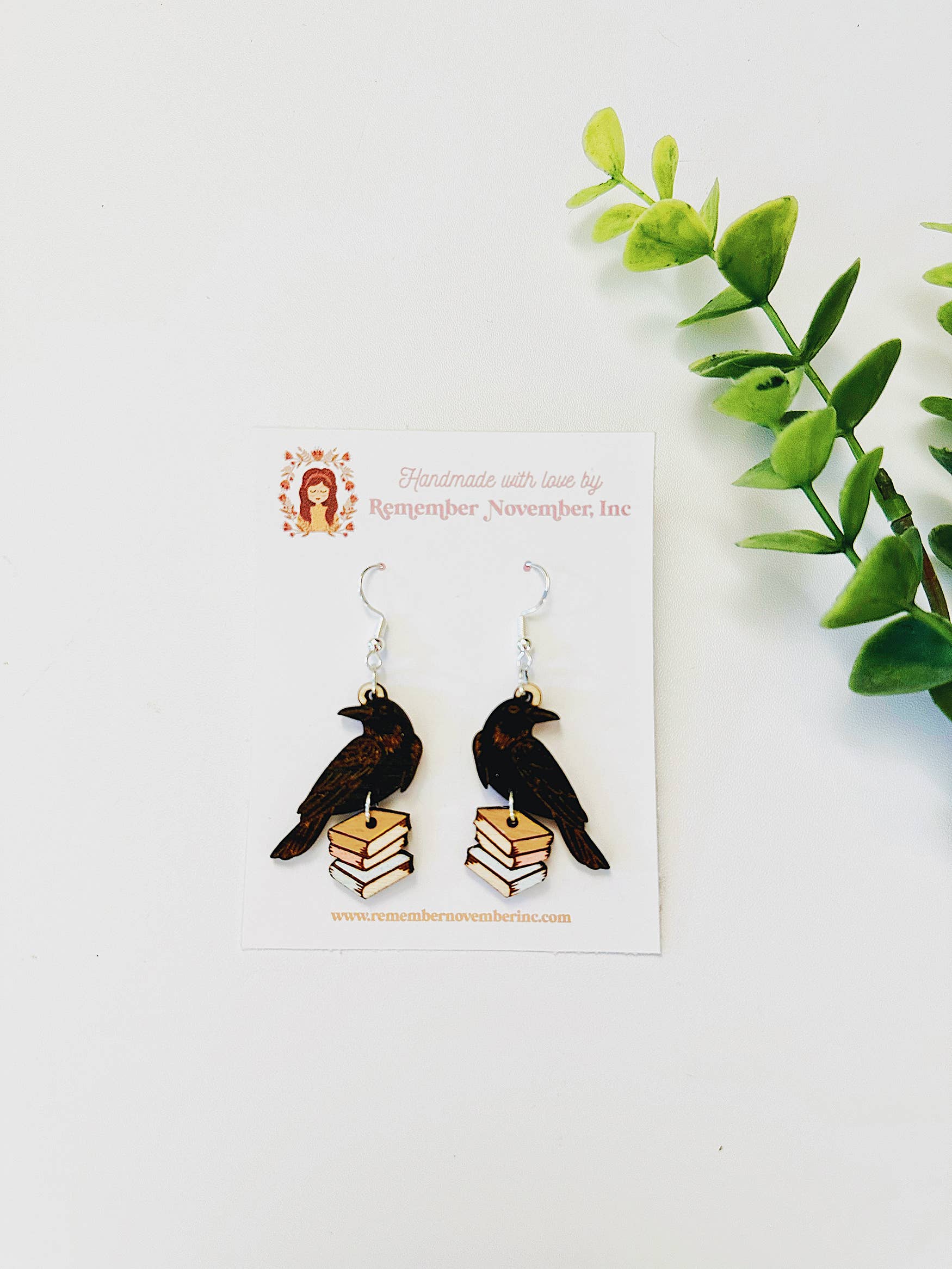 Remember November, Inc - Vente Boucles d'oreilles pendantes - Boucles d'oreilles Crow Book, corbeau, faites main, bois de bouleau