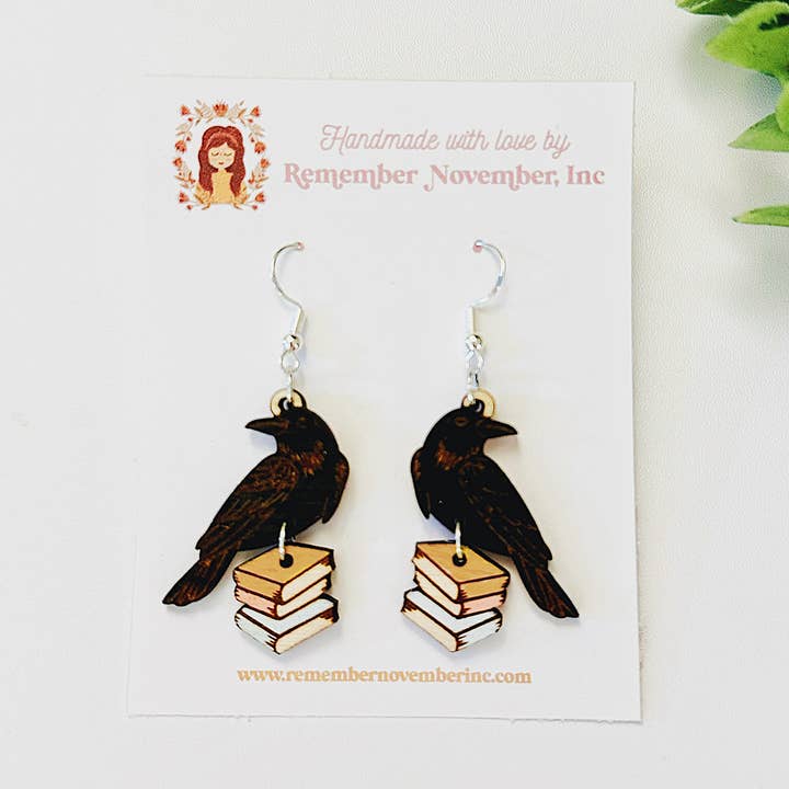Remember November, Inc - Vente Boucles d'oreilles pendantes - Boucles d'oreilles Crow Book, corbeau, faites main, bois de bouleau0