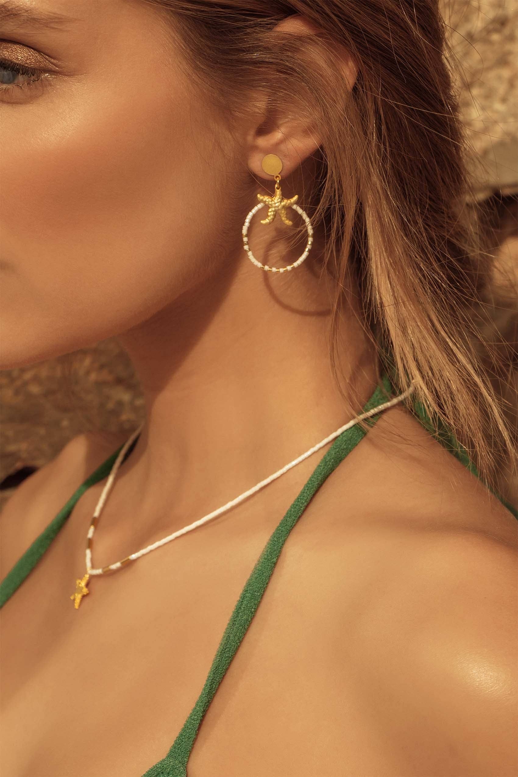 Sofia Godinho – Großhandel Ohrhänger – Cies Ohrringe mit Muschel, 24 Karat vergoldet3